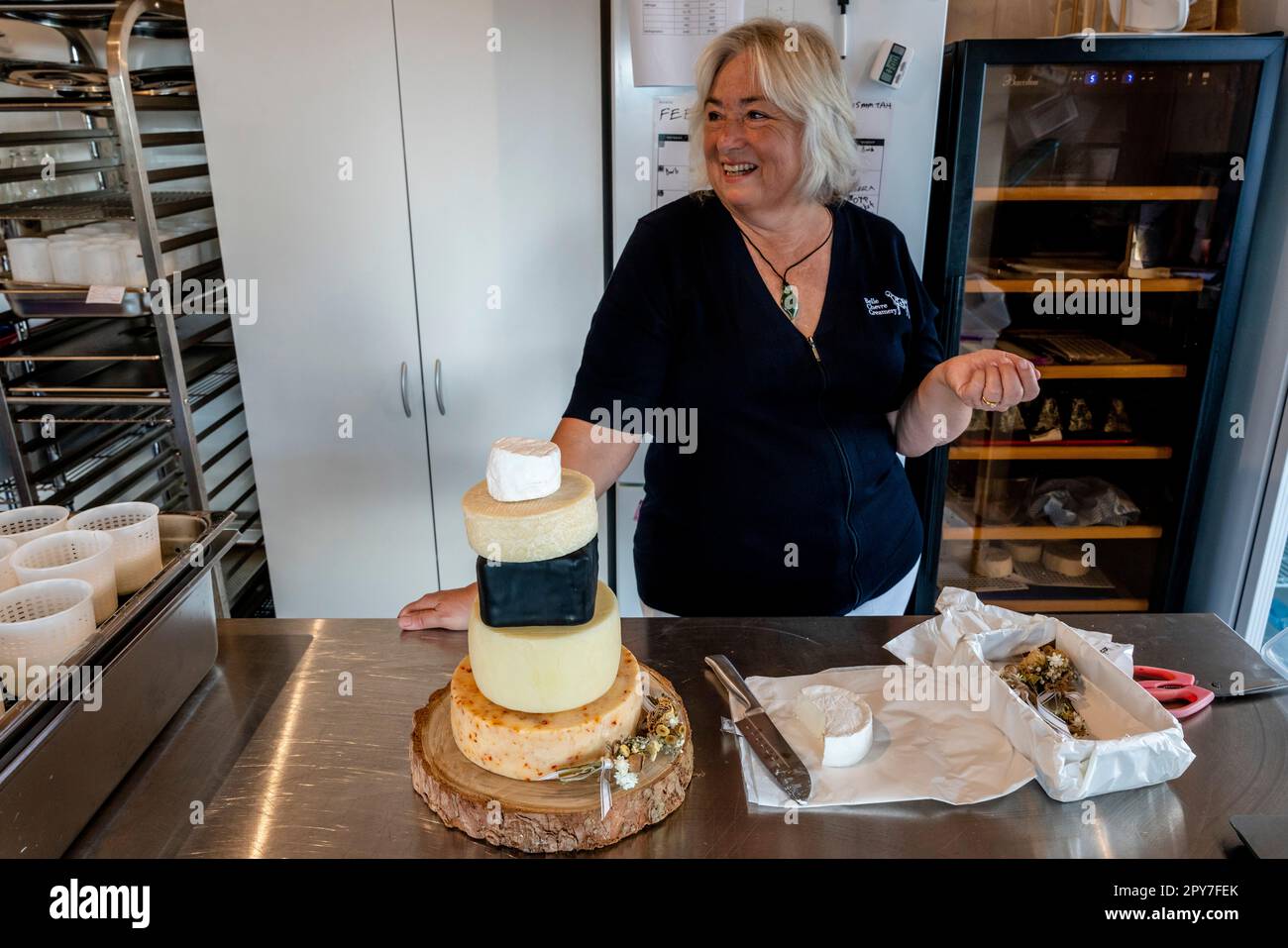 Jennifer Rodriguez Proprietario della Belle Chevre Creamery con Una selezione dei suoi formaggi di capra, Waipu, Isola del Nord, Nuova Zelanda. Foto Stock