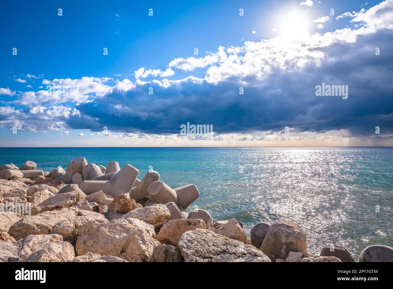 Frangiflutti del molo di Puerto Banus con vista sul Mar Mediterraneo Foto Stock