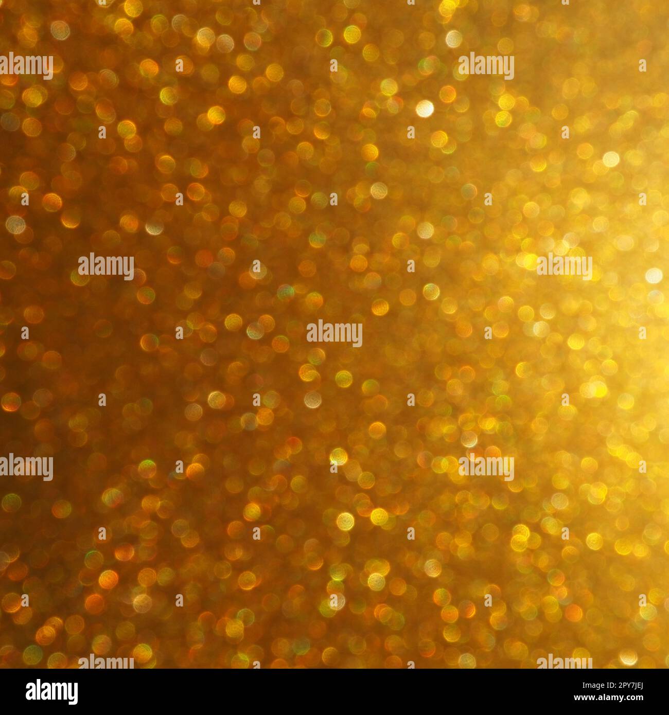 Luce bokeh di brillantezza dorata. Sfondo dorato con texture glitter. Carta da imballaggio glitter brillante con paillettes e scintillanti. Bokeh dorato e glitter festivi. Splendido sfondo. Foto Stock