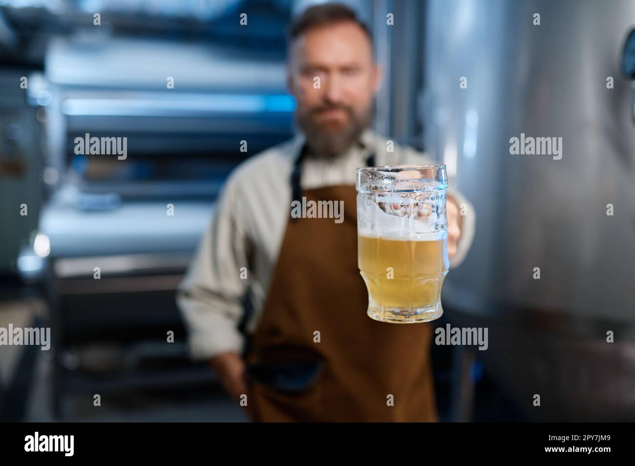 Birra artigianale appena fatta in mano di lavoro birreria, focalizzazione selettiva Foto Stock