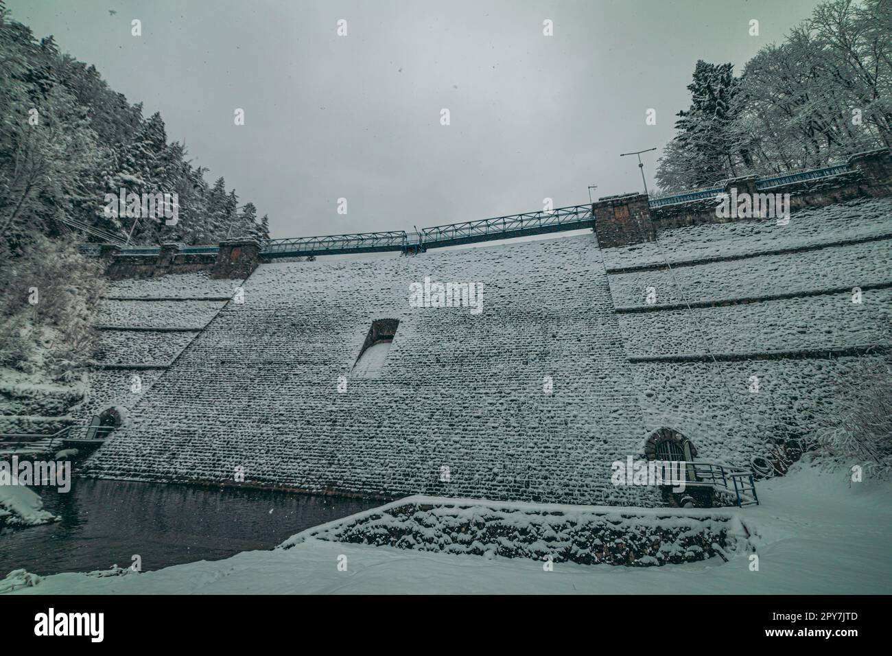 diga in inverno coperta dalla neve Foto Stock
