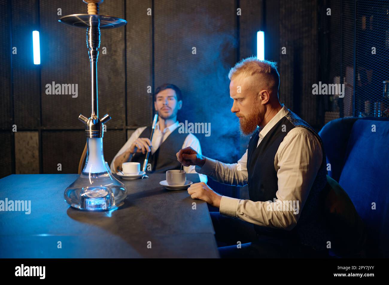 I buoni amici si incontrano nella lounge Hookah, concetto di relax Foto Stock