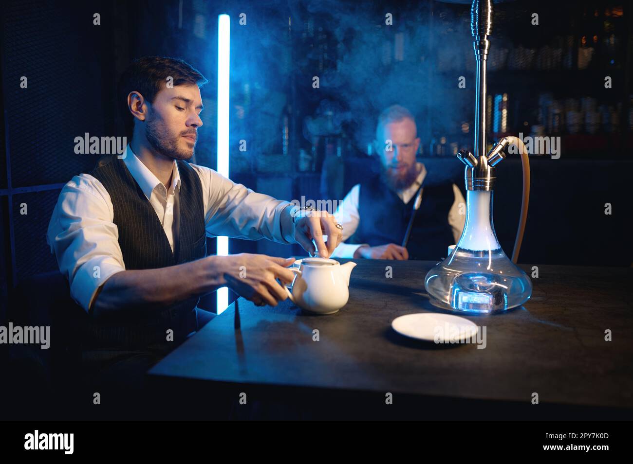 I buoni amici si incontrano nella lounge Hookah, concetto di relax Foto Stock