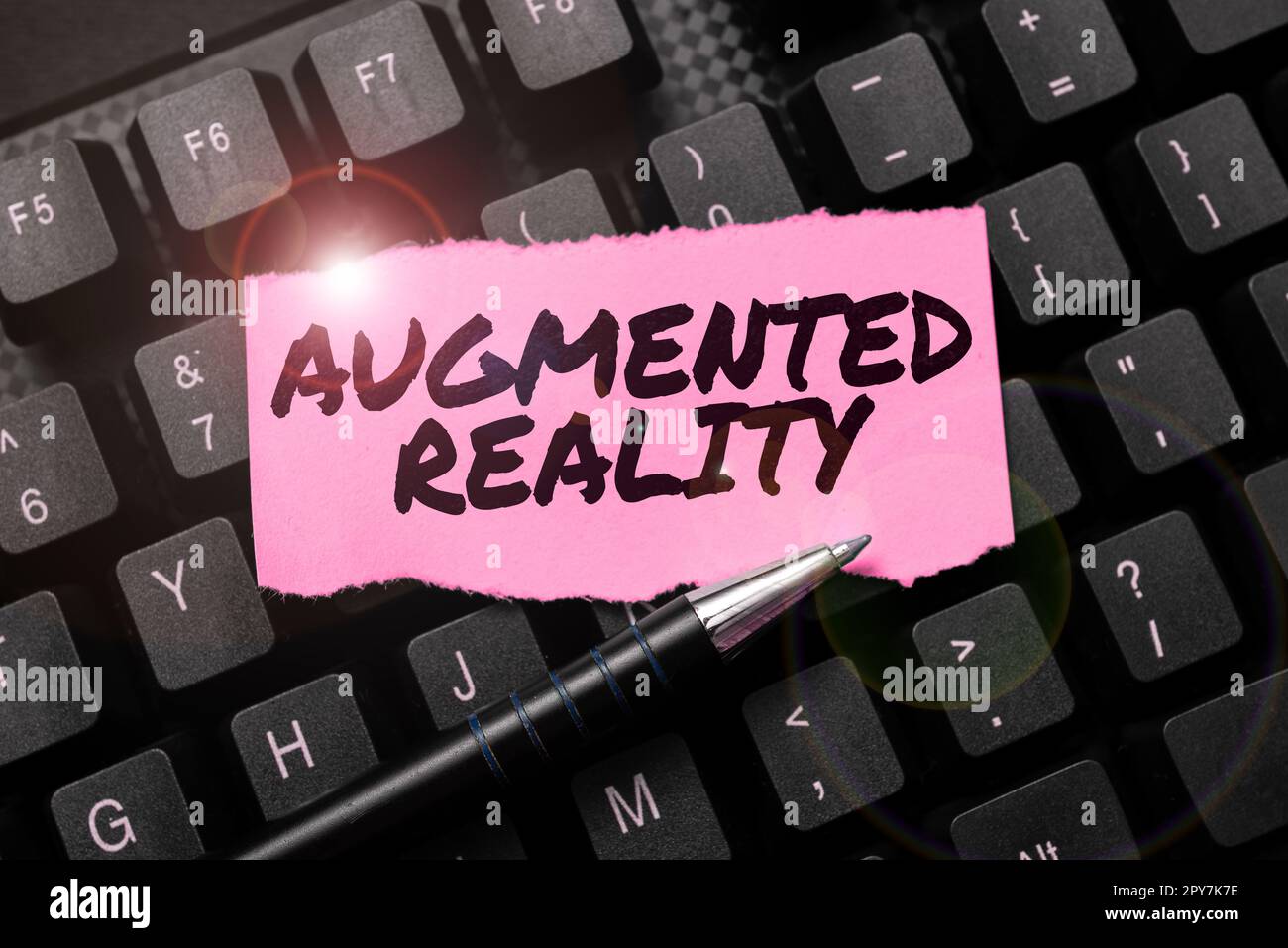 Didascalia concettuale realtà aumentata. Tecnologia fotografica concettuale che impone l'immagine del computer al mondo reale Foto Stock