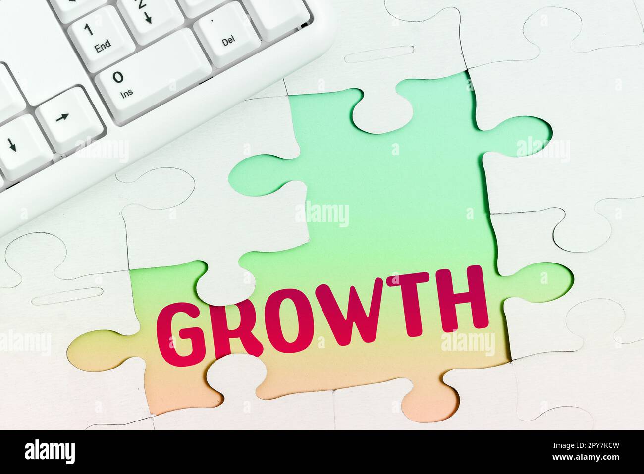 Crescita concettuale dei sottotitoli. Processo della vetrina di affari di aumento nelle dimensioni o nella spremuta ottenere più vecchio invecchiamento Foto Stock