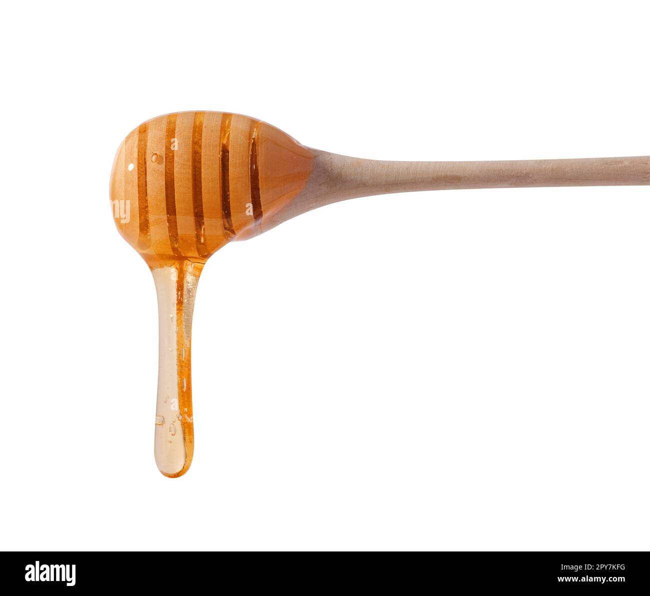 Gocce fluenti di miele giallo da un bastone di legno su uno sfondo bianco isolato Foto Stock