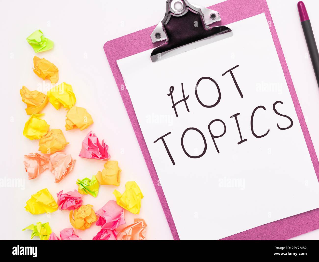 Simbolo di testo che mostra gli argomenti più importanti. Concetto che significa soggetto che molta gente sta discutendo e discutendo Foto Stock