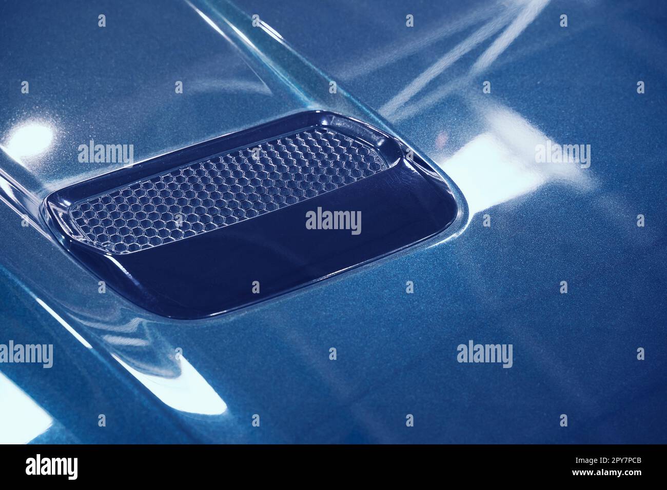 dettaglio di un'auto sportiva con cofano in metallo blu e ornamento con presa d'aria Foto Stock