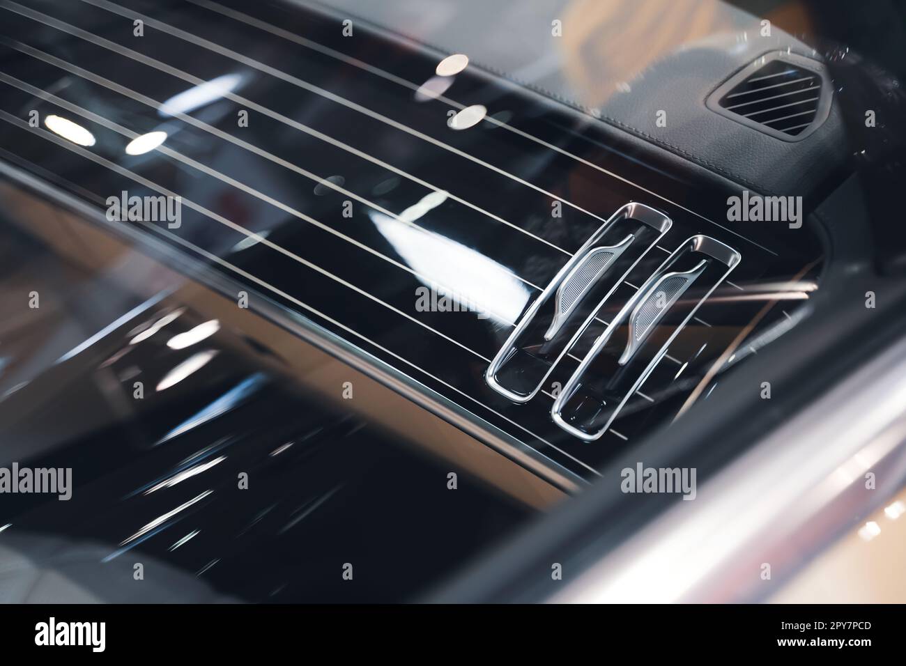 interni neri di un lussuoso impianto di climatizzazione per auto con dettagli del cruscotto in pelle Foto Stock