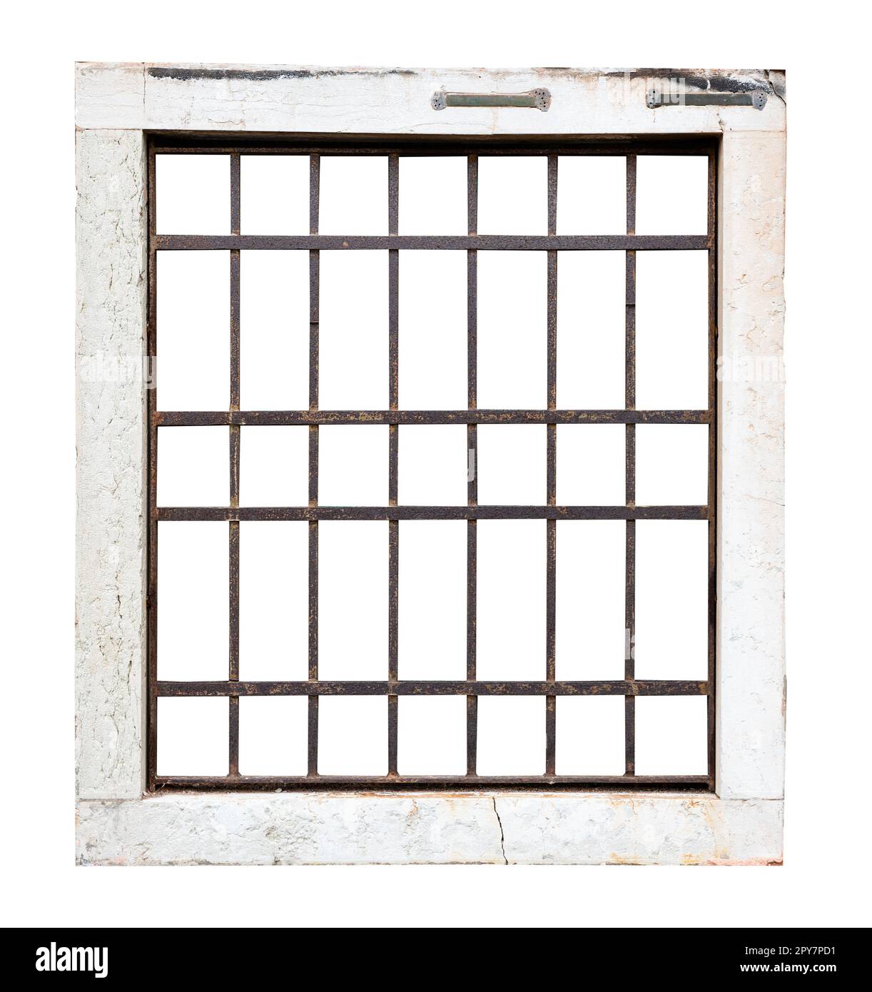 finestra quadrata d'epoca con struttura in marmo di pietra protetta da barre di ringhiere metalliche isolate su bianco Foto Stock