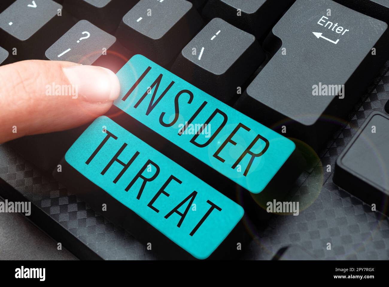 Scrittura a mano segno Insider Threat. Parola per minacce alla sicurezza originate dall'interno dell'organizzazione Foto Stock