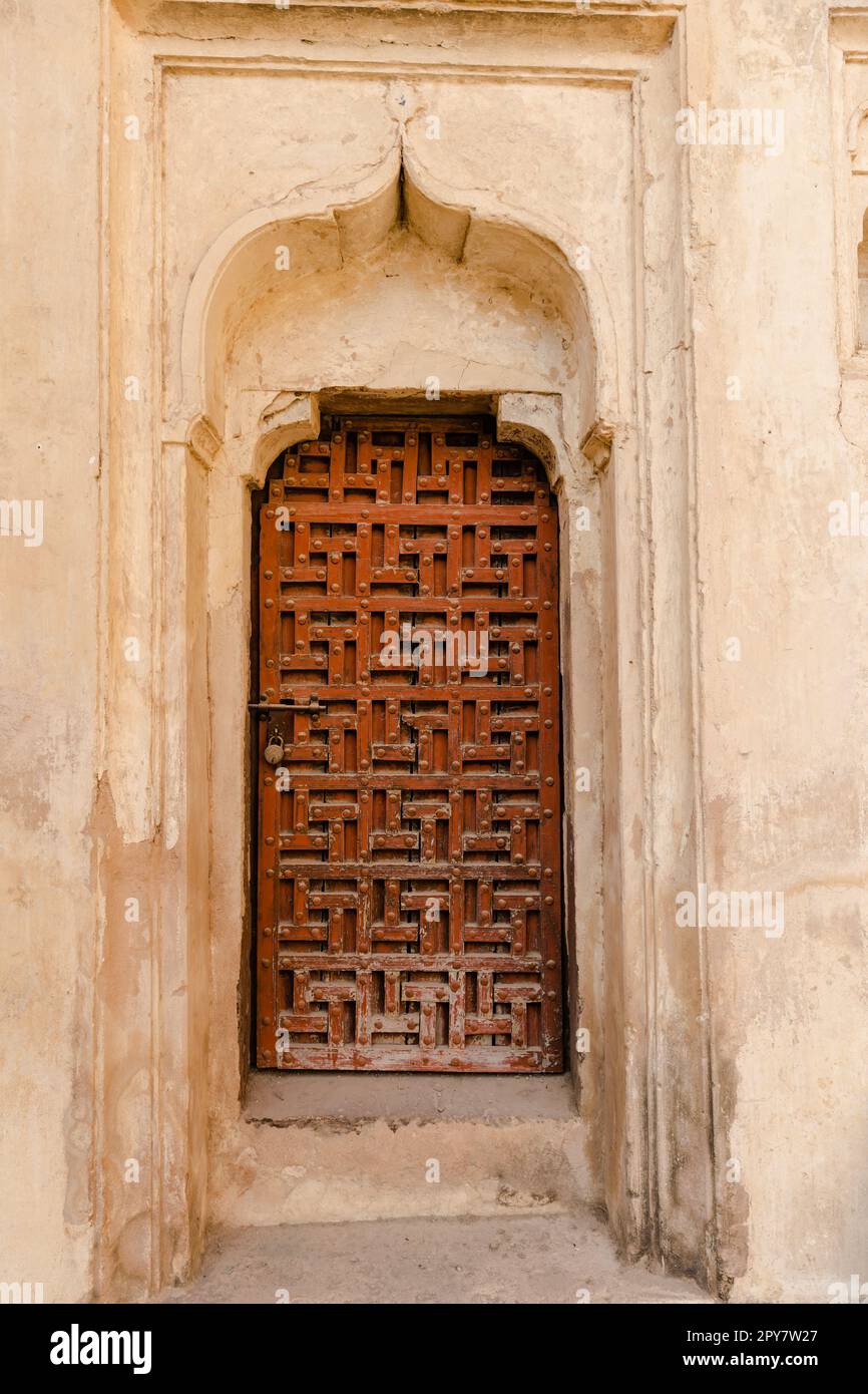La vecchia porta in legno intemperiata dell'Orchha ort Foto Stock