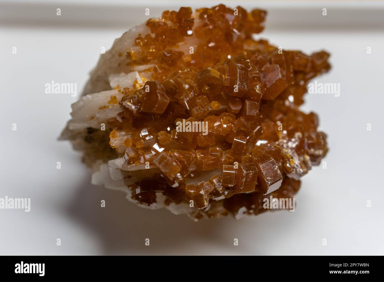 Minerali di Vanadite marrone rosso come primo piano Foto Stock