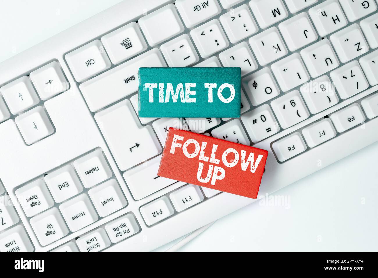 Didascalia di testo che presenta il tempo di follow-up. Concetto di Internet richiesta dell'attività precedente o continuazione delle informazioni Foto Stock