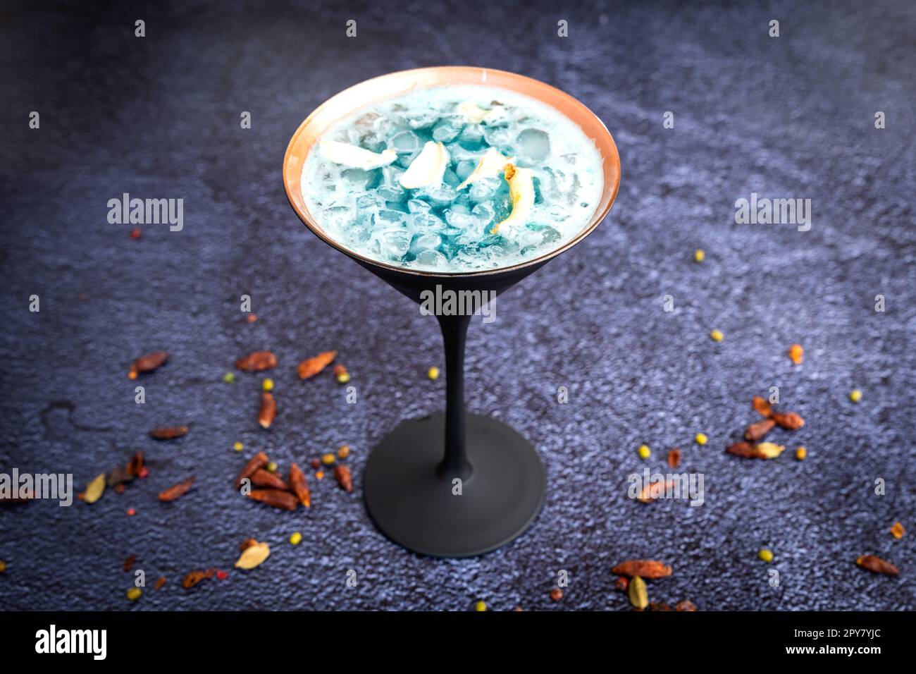 Stile di vita in un bar per bere un cocktail Foto Stock