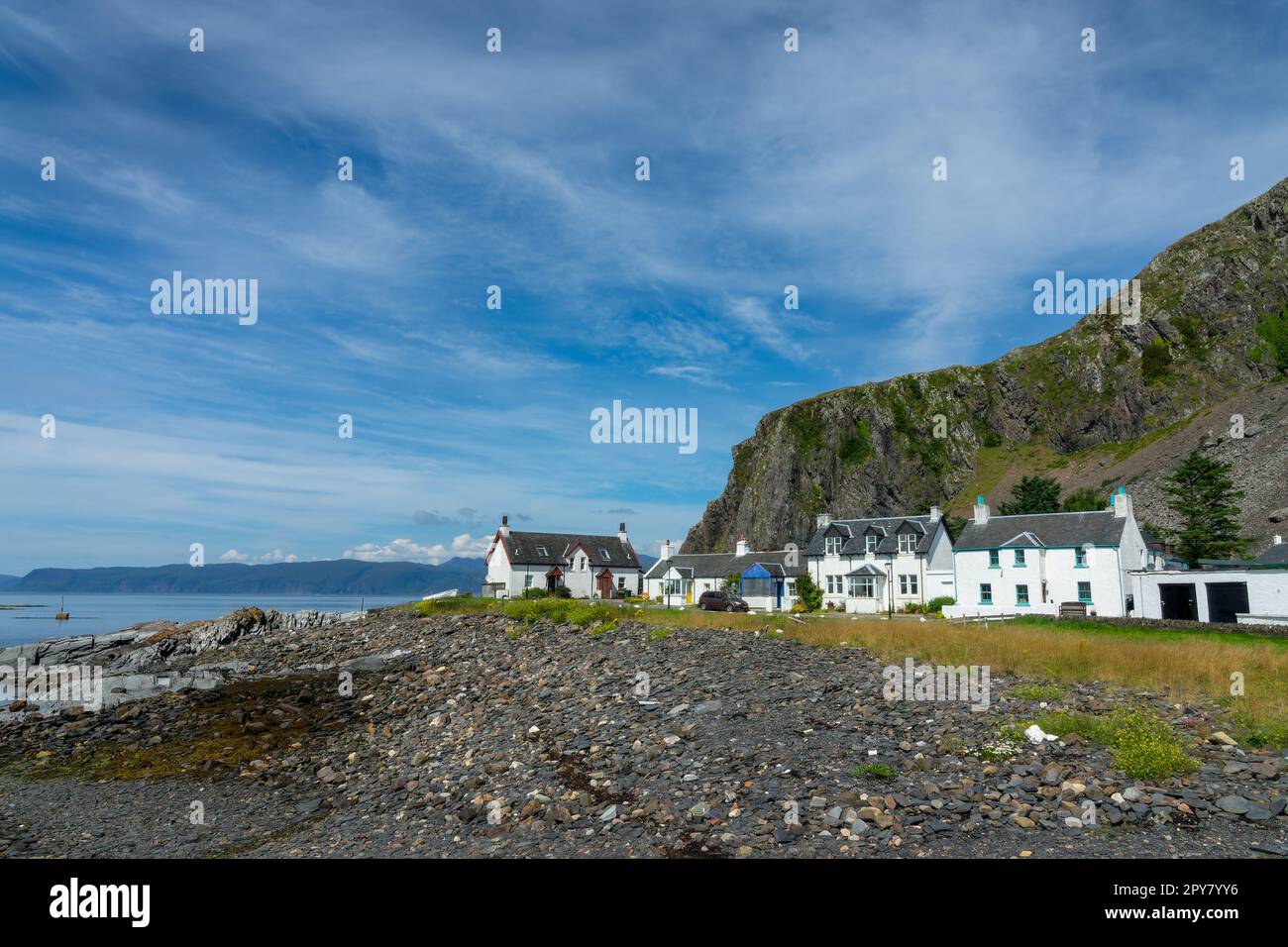 Case bianche scozzesi, isola di Seil vicino Oban, Scozia, Regno Unito Foto Stock