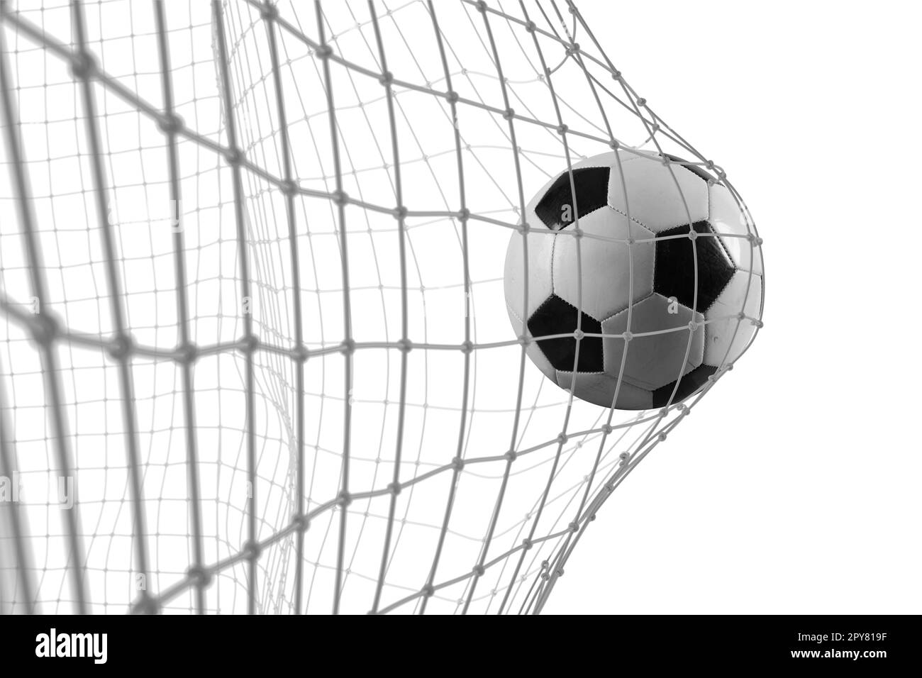 La palla di calcio segna un gol sulla rete in una partita di calcio Foto Stock