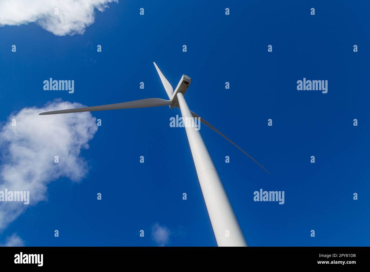 Turbine eoliche sul cielo blu Foto Stock