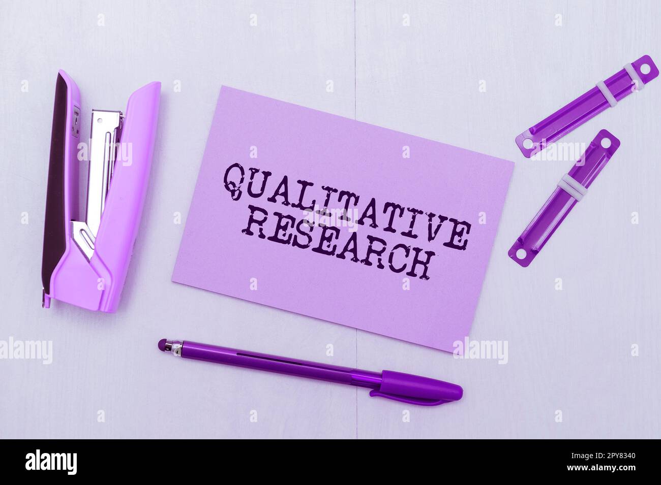 Didascalia di testo che presenta la ricerca qualitativa. Parola per certificato per svolgere un lavoro competente con esperienza Foto Stock