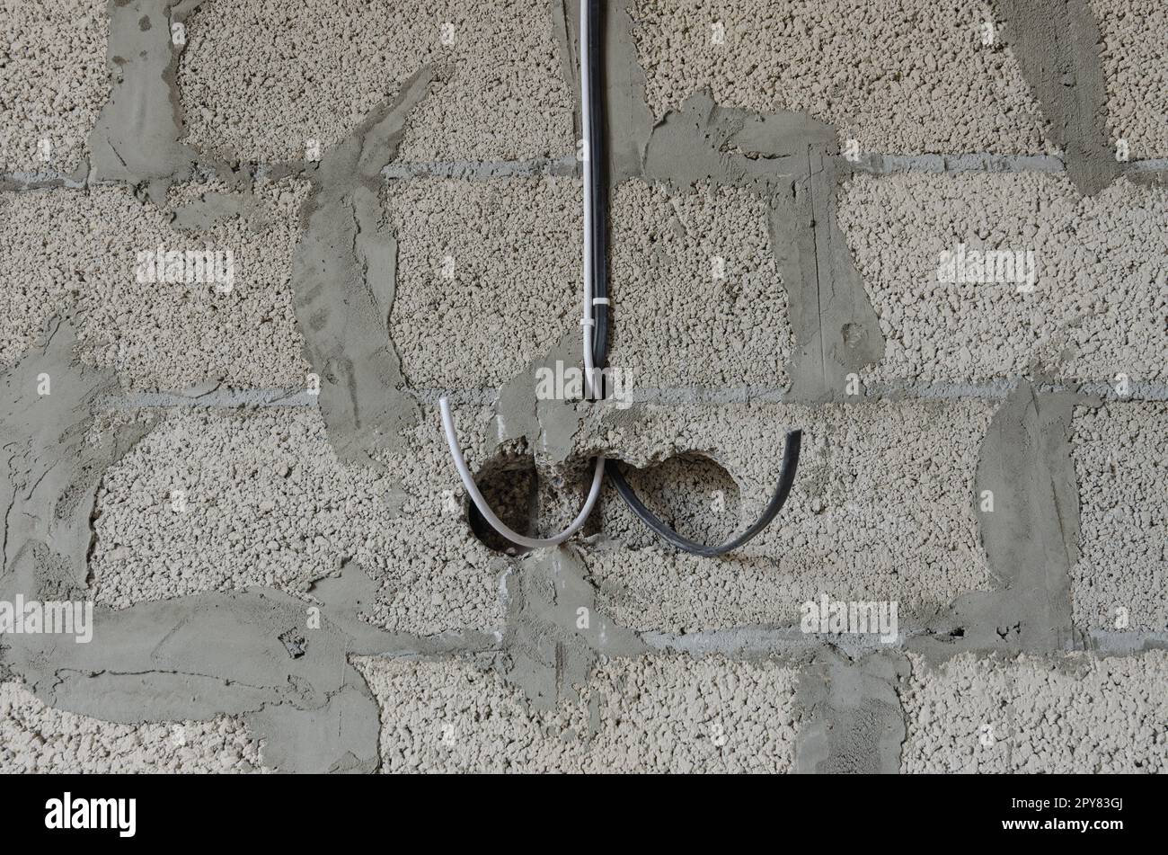 Cablaggio elettrico e cavo internet durante la costruzione di un edificio residenziale privato Foto Stock