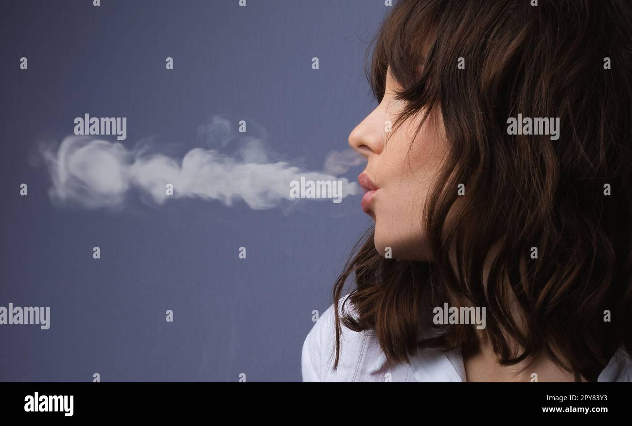 Ragazza fumante. Il fumo è dannoso per la salute Foto Stock