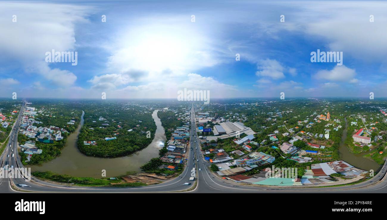 360 Panorama dei campi bucolici della Provincia di Tien Giang con viste mozzafiato del paesaggio urbano e del fiume in Vietnam Foto Stock