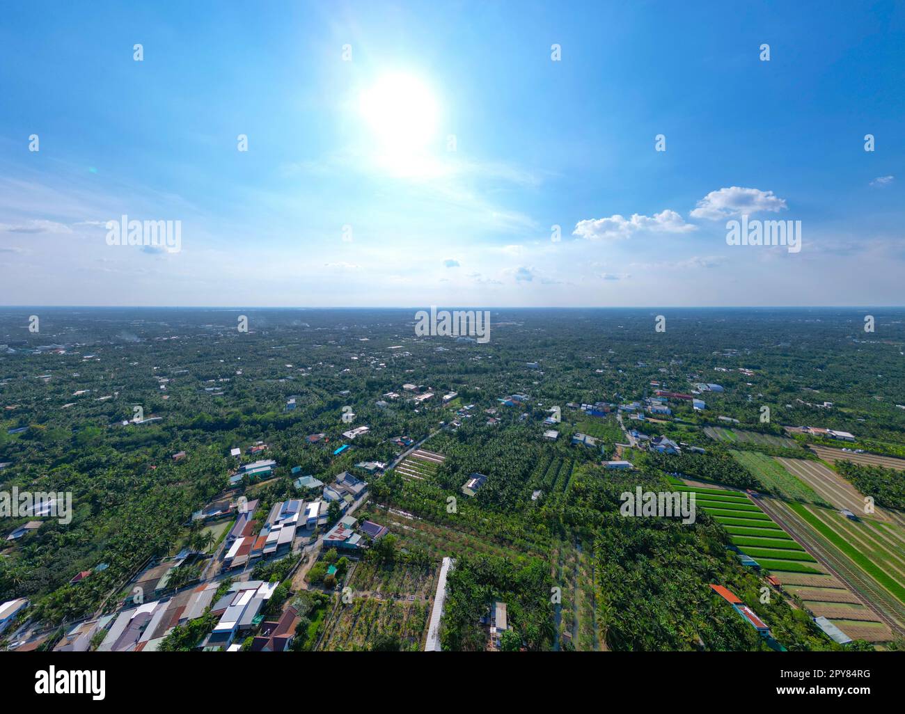 Tranquillo Tien Giang Provincia Paesaggio con pittoresco paesaggio urbano e fiume in Vietnam Foto Stock