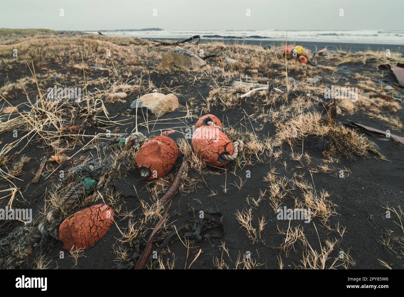 Primo piano vecchia rete da pesca con boa sulla spiaggia concept foto Foto Stock