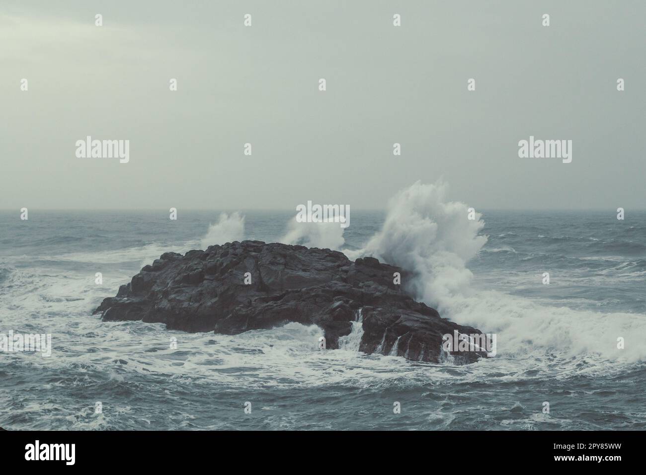Old Rock in tempesta mare onde paesaggio foto Foto Stock