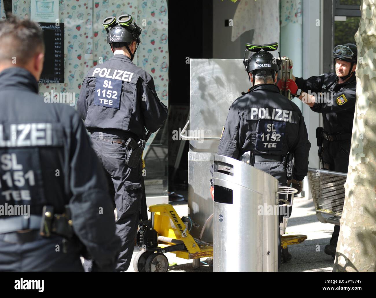 Saarlouis, Germania. 03rd maggio, 2023. Gli agenti di polizia si accarteranno le prove durante un raid. Con un'operazione su larga scala in diversi stati tedeschi, la polizia ha preso provvedimenti contro i membri della mafia italiana 'Ndrangheta Mercoledì. Più di 1.000 ufficiali sono stati dispiegati in tutta la Germania, comprese le forze speciali. Credit: Beckerbredel/BeckerBredel/dpa/Alamy Live News Foto Stock