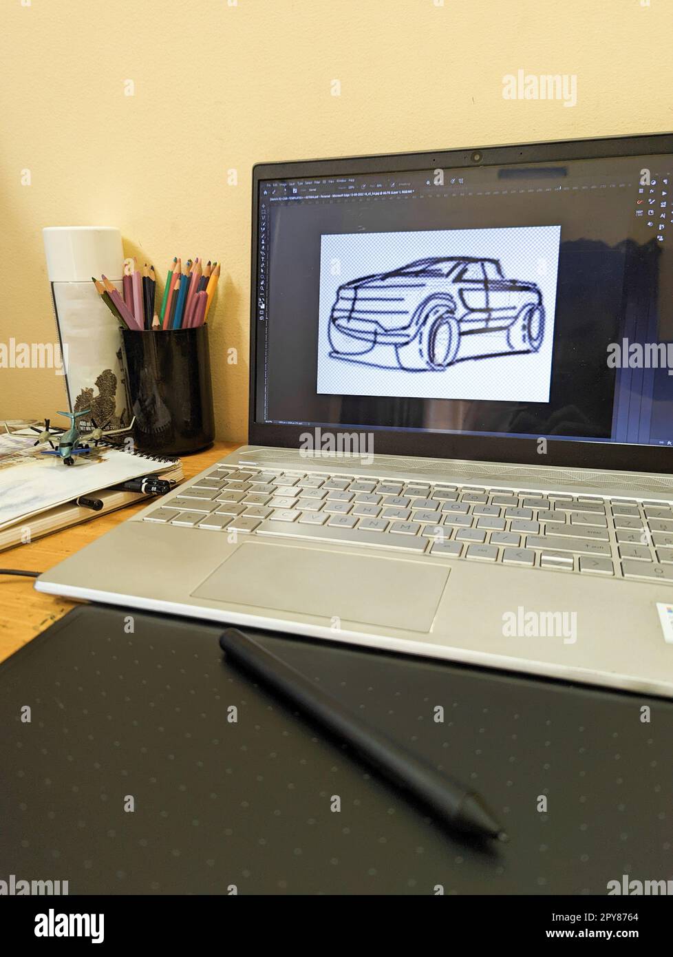 un tavolo di designer con un computer portatile, un tablet e una penna per disegnare e altri accessori per il disegno creativo Foto Stock