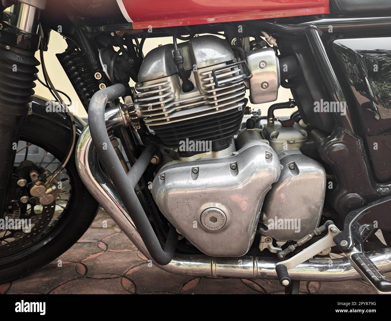 primo piano del motore a combustione interna e del motore del cambio della catena cinematica di una motocicletta Foto Stock