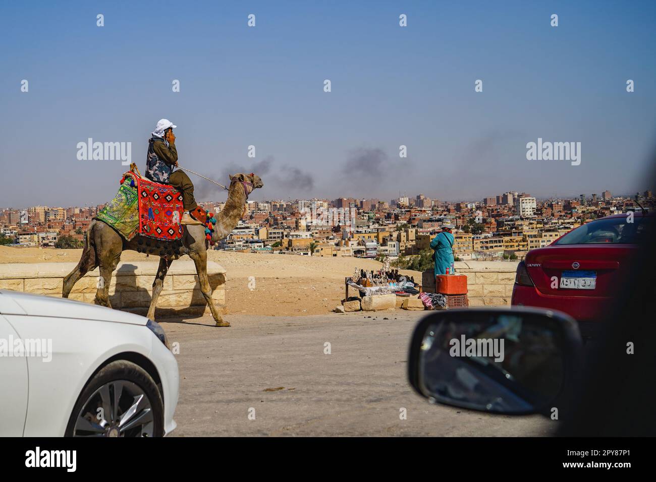 Giza, Egitto. 15th Apr, 2023. I venditori locali hanno visto vendere souvenir e offrire gite in cammello vicino alle piramidi di Giza. Il turismo si ripresenta in Egitto dopo che il paese ha subito una grave battuta d'arresto durante la pandemia del 19. (Foto di Jasmine Leung/SOPA Images/Sipa USA) Credit: Sipa USA/Alamy Live News Foto Stock