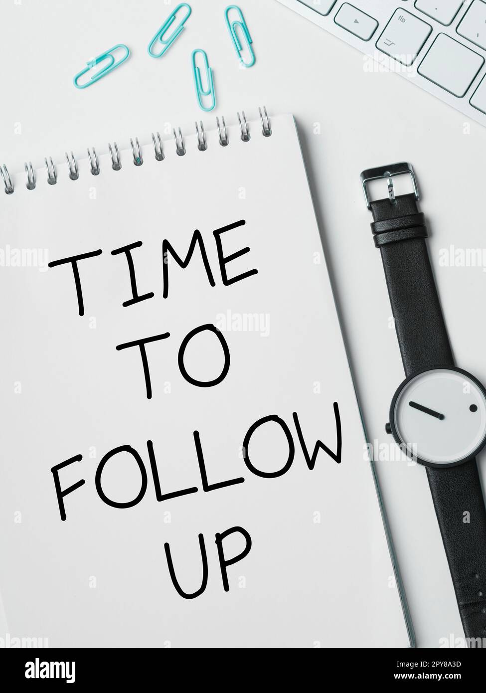 Scrittura manuale del testo tempo di follow-up. Parola scritta su richiesta dell'attività precedente o continuazione delle informazioni Foto Stock