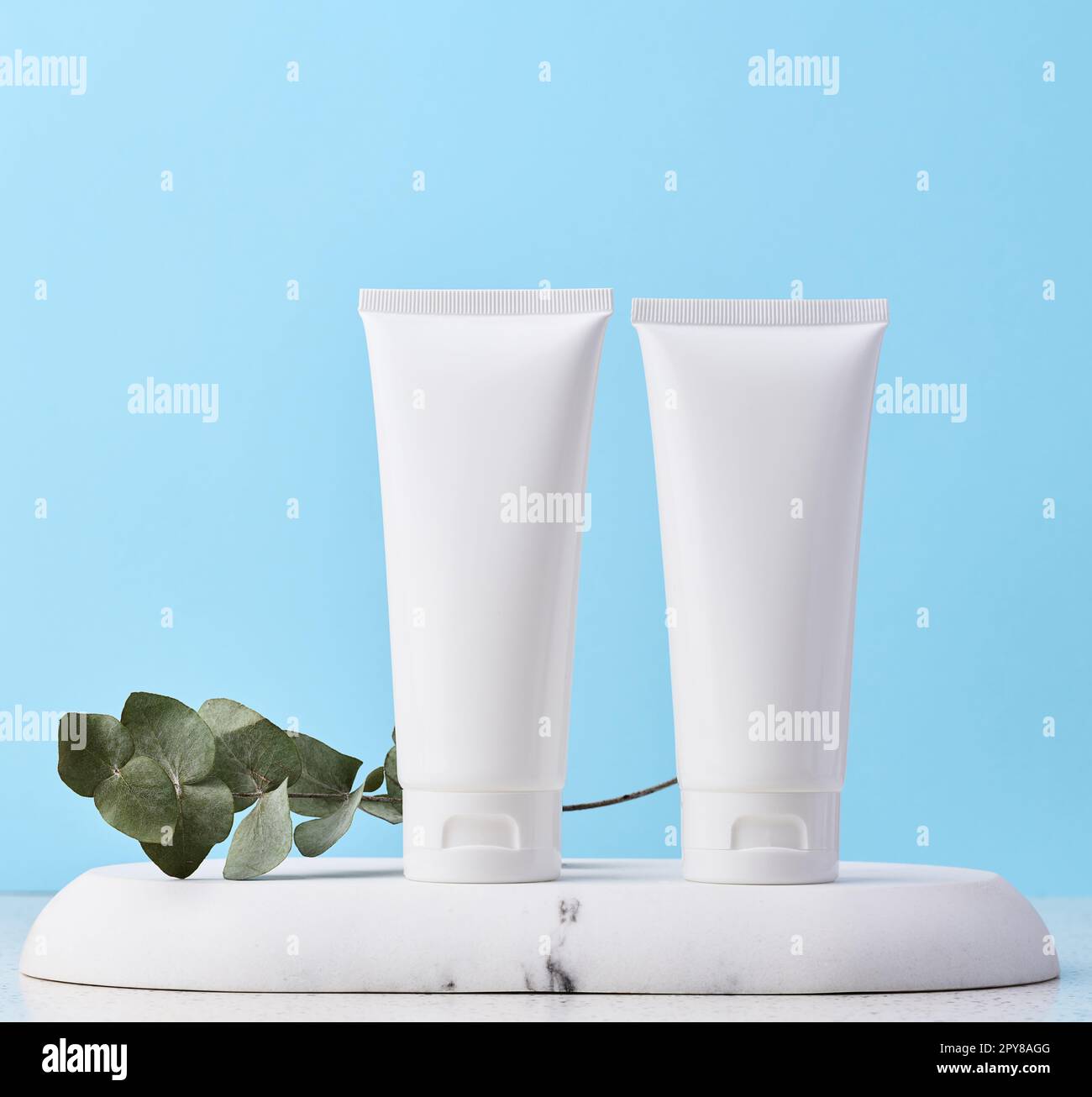 Vasca di plastica bianca su uno stand in marmo, contenitore cosmetico, pubblicità e branding dei prodotti Foto Stock