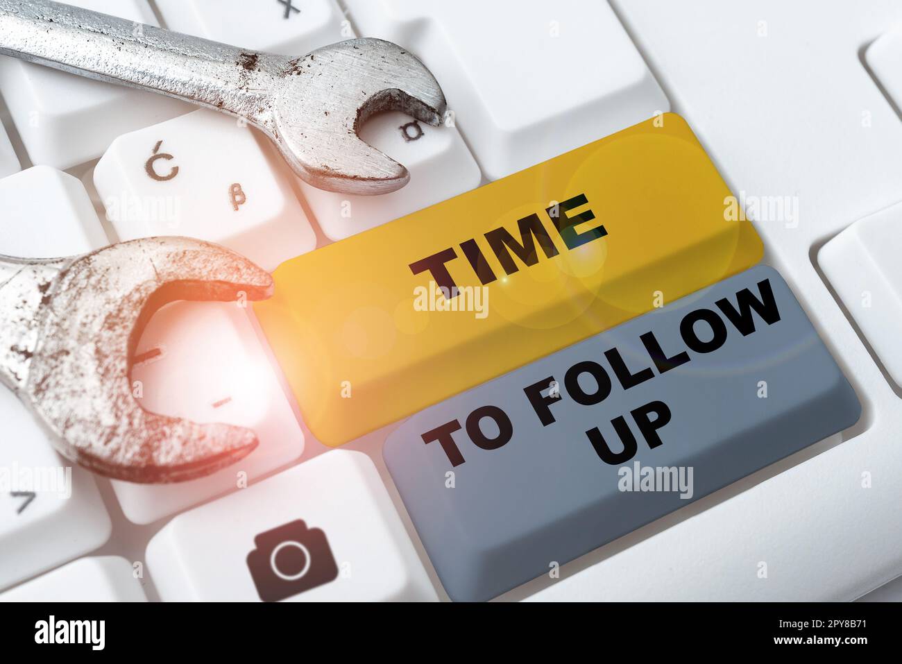 Didascalia di testo che presenta il tempo di follow-up. Concetto significato richiesta dell'attività precedente o continuazione delle informazioni Foto Stock