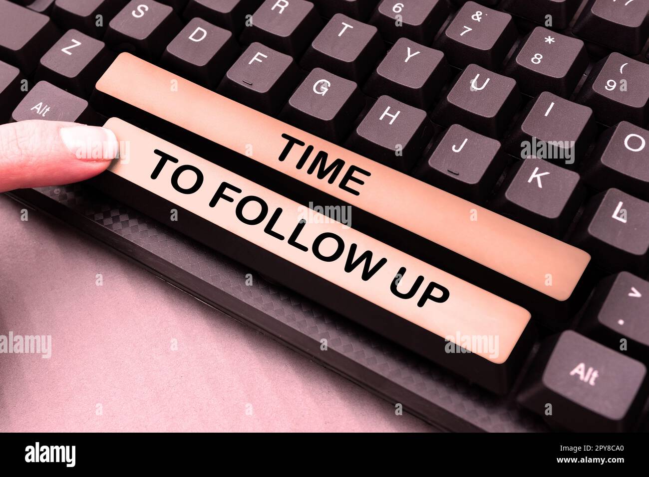 Scrittura a mano segno tempo di follow-up. Panoramica aziendale richiesta dell'attività precedente o continuazione delle informazioni Foto Stock