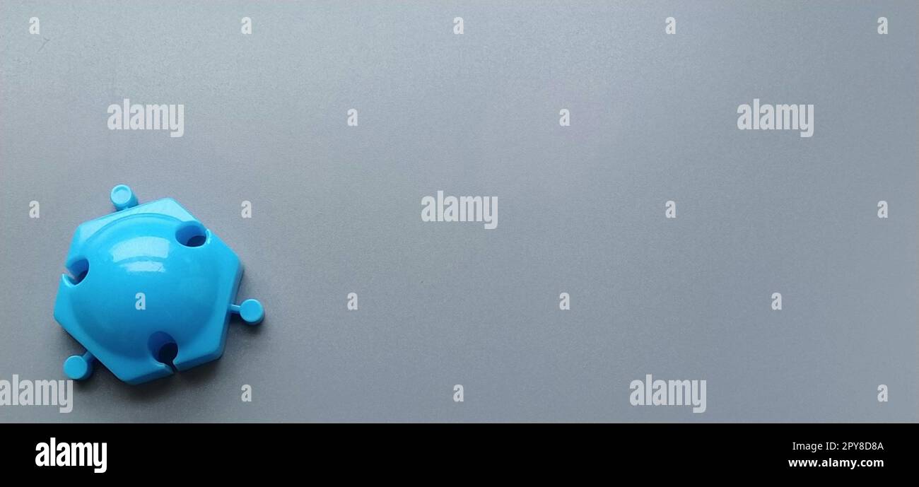 Muffa blu del designer per bambini su sfondo grigio. Dettaglio mosaico in plastica lucida. Giocattolo per bambini per lo sviluppo dell'immaginazione e delle abilità motorie delle mani Foto Stock