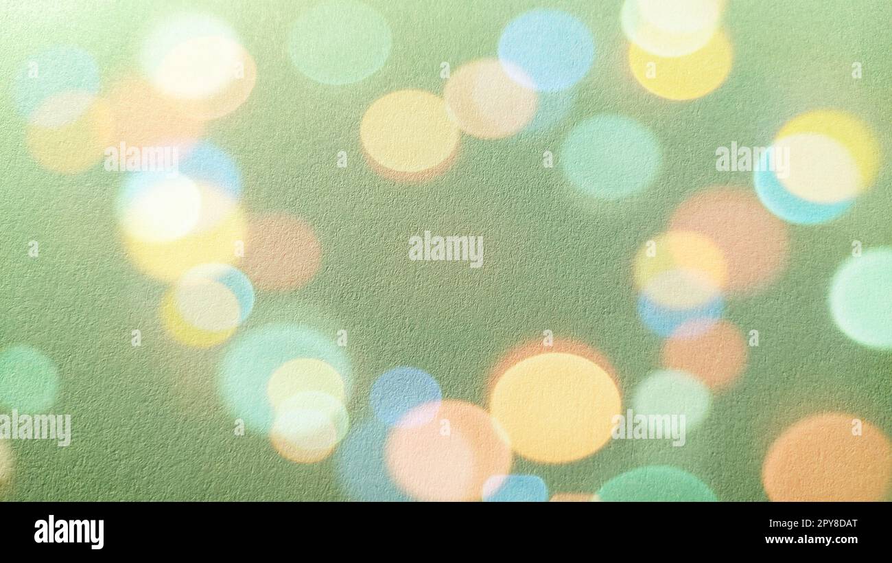 Sfondo verde con effetto bokeh. Una tonalità verde calma che ricorda un tono erboso. Colori rilassanti per gli interni. Grana della carta da stampa. Bokeh di diversi colori: Blu, verde, rosa, giallo e bianco Foto Stock