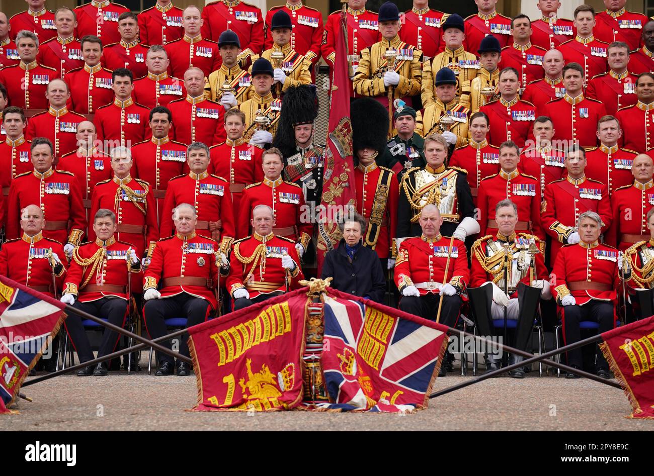 La Principessa Royal, come Colonnello dei Blues e dei reali (Royal Horse Guards e 1st Dragoni), siede per una foto di gruppo con ufficiali e alti ufficiali non commissionati della Household Division durante la sua visita alla Wellington Barracks, nel centro di Londra, prima dell'incoronazione. Data immagine: Mercoledì 3 maggio 2023. Foto Stock