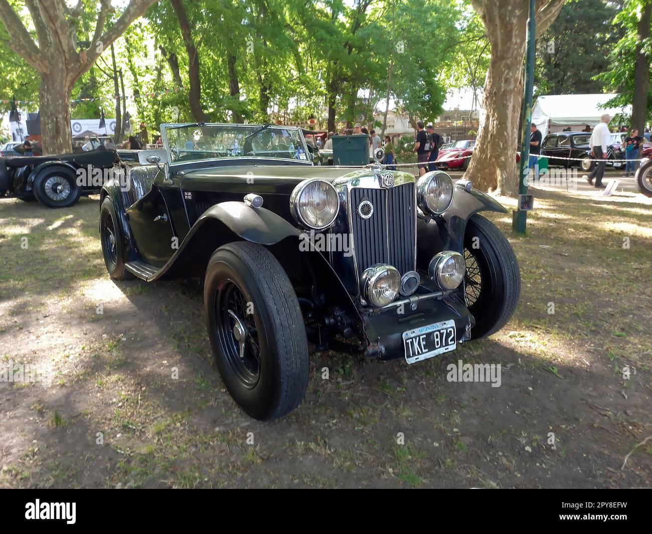 Vintage 1947 MG TC roadster in un parco. Natura, erba, alberi. Auto classica Autoclasica 2022. Foto Stock