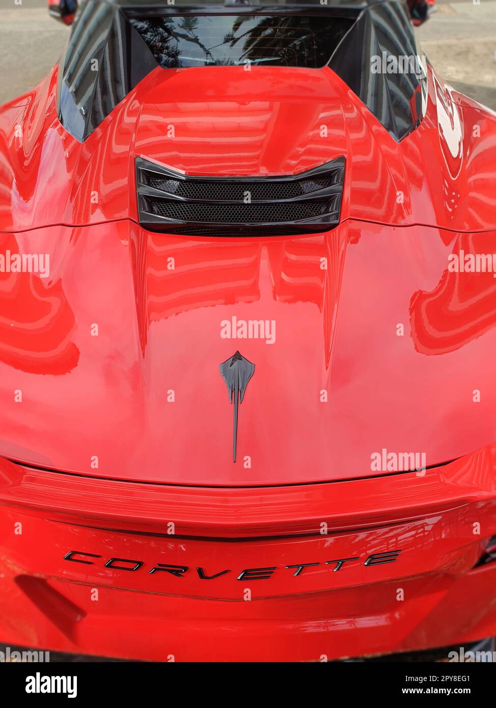 Vista posteriore della vettura sportiva di lusso rossa Chevrolet Corvette convertibile Foto Stock