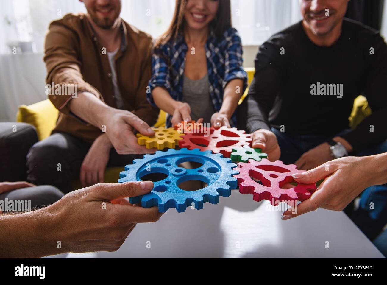 Il team di Business Collegare pezzi di ingranaggi. Il lavoro di squadra, il partenariato e il concetto di integrazione Foto Stock