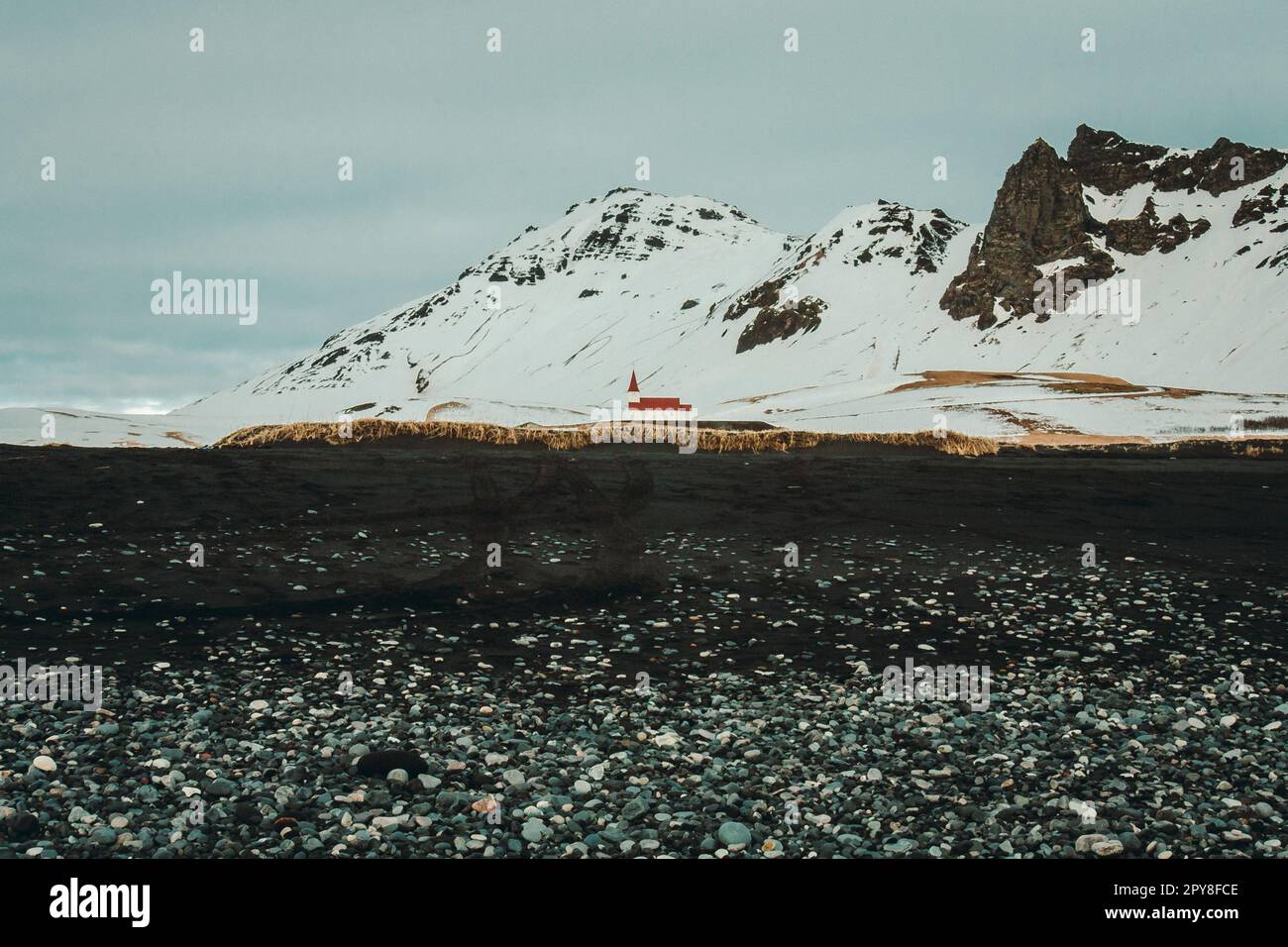 Reyniskirkja chiesa vicino montagna paesaggio foto Foto Stock