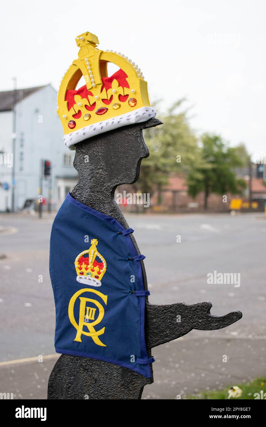 Le statue della Fiera del Cavallo in modo giubilare, Horncastle sono state decorate in preparazione per l'incoronazione reale. La città di Lincolnshire di Horncastle prepara per l'incoronazione del re Carlo III Foto Stock