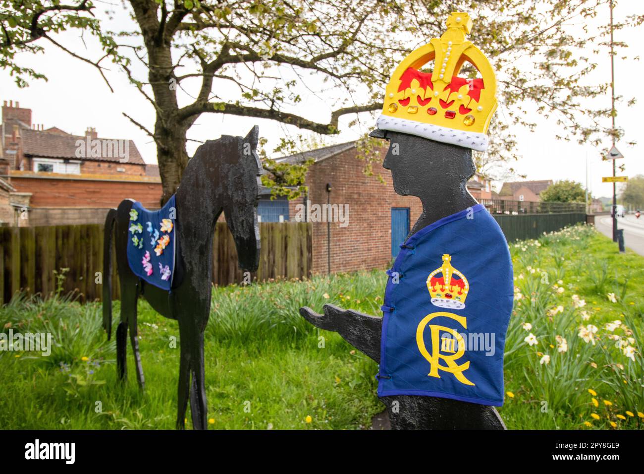 Le statue della Fiera del Cavallo in modo giubilare, Horncastle sono state decorate in preparazione per l'incoronazione reale. La città di Lincolnshire di Horncastle prepara per l'incoronazione del re Carlo III Foto Stock