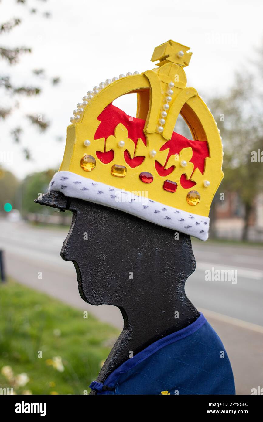 Le statue della Fiera del Cavallo in modo giubilare, Horncastle sono state decorate in preparazione per l'incoronazione reale. La città di Lincolnshire di Horncastle prepara per l'incoronazione del re Carlo III Foto Stock