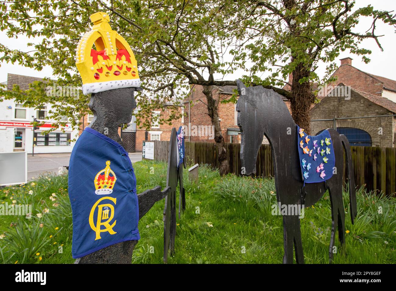 Le statue della Fiera del Cavallo in modo giubilare, Horncastle sono state decorate in preparazione per l'incoronazione reale. La città di Lincolnshire di Horncastle prepara per l'incoronazione del re Carlo III Foto Stock
