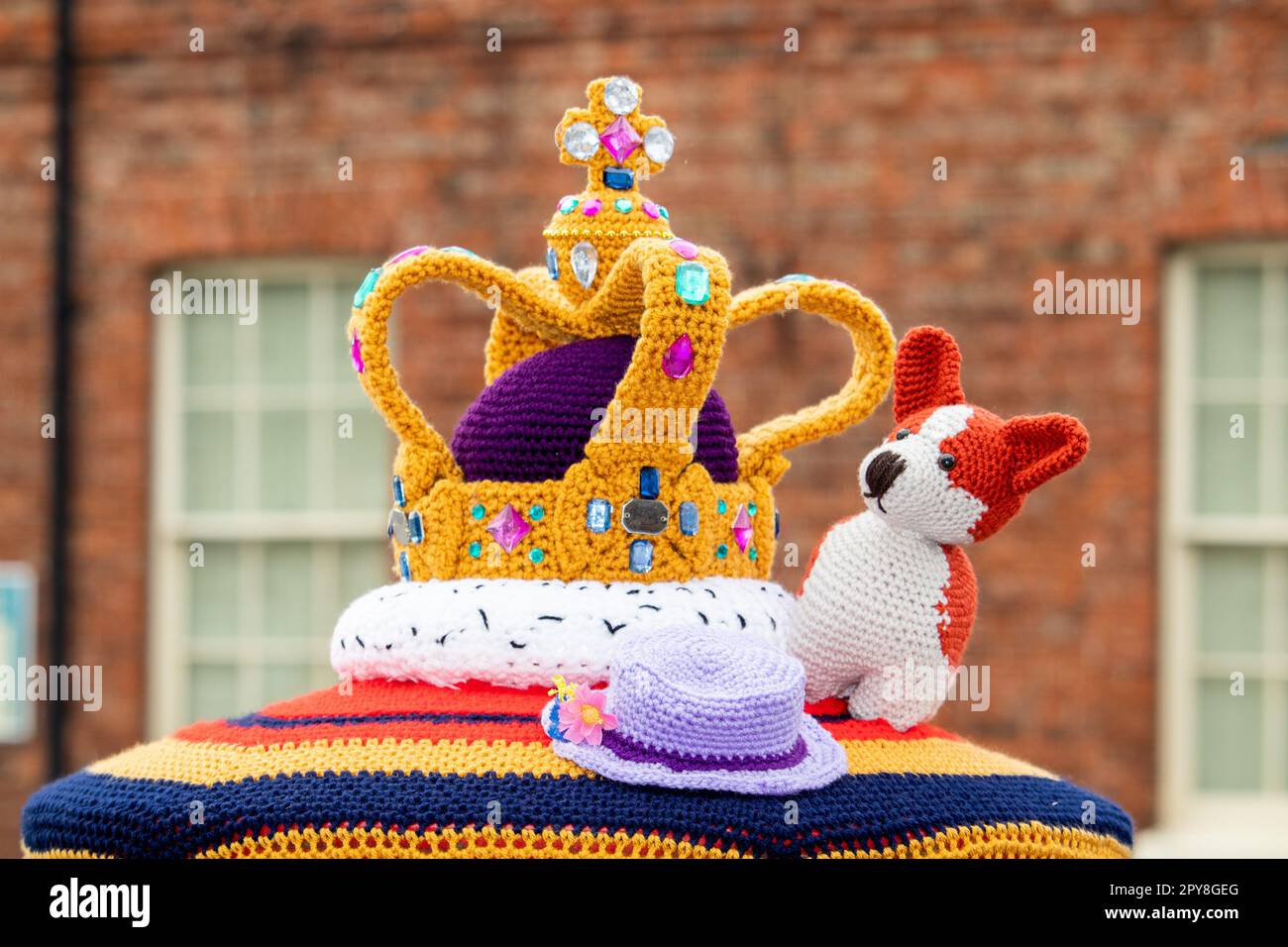 Una cassetta postale decorata nella Piazza del mercato, Wragby. Parte dei preparativi per l'incoronazione di re Carlo III Foto Stock