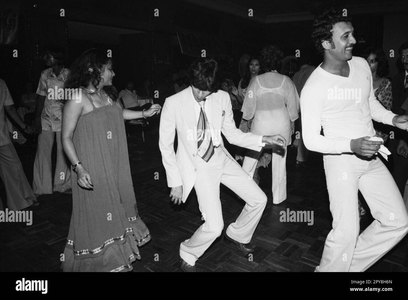 Indian Old vintage 1980s bianco e nero bollywood cinema hindi film attore, India, danza indiano bollywood partito, India Foto Stock